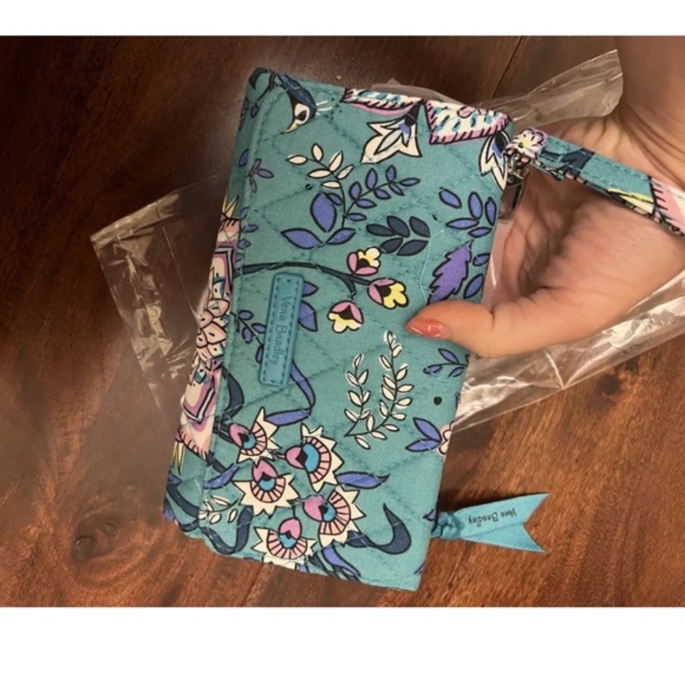 Vera Bradley phone wallet/wristlet in Peacock Garden new